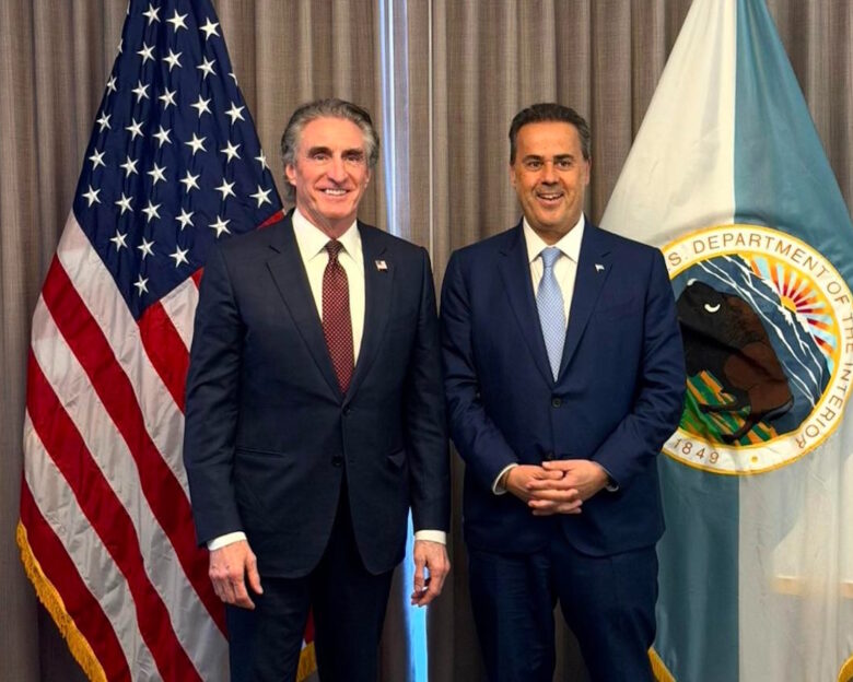 Ο υπουργός Εσωτερικών των ΗΠΑ Νταγκ Μπέργκαμ και ο υπουργός Ενέργειας Σταύρος Παπασταύρου