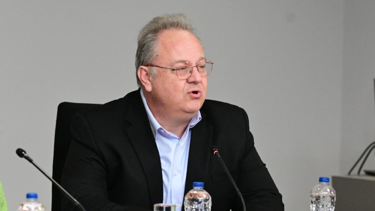 O σεισμολόγος Κώστας Παπαζάχος