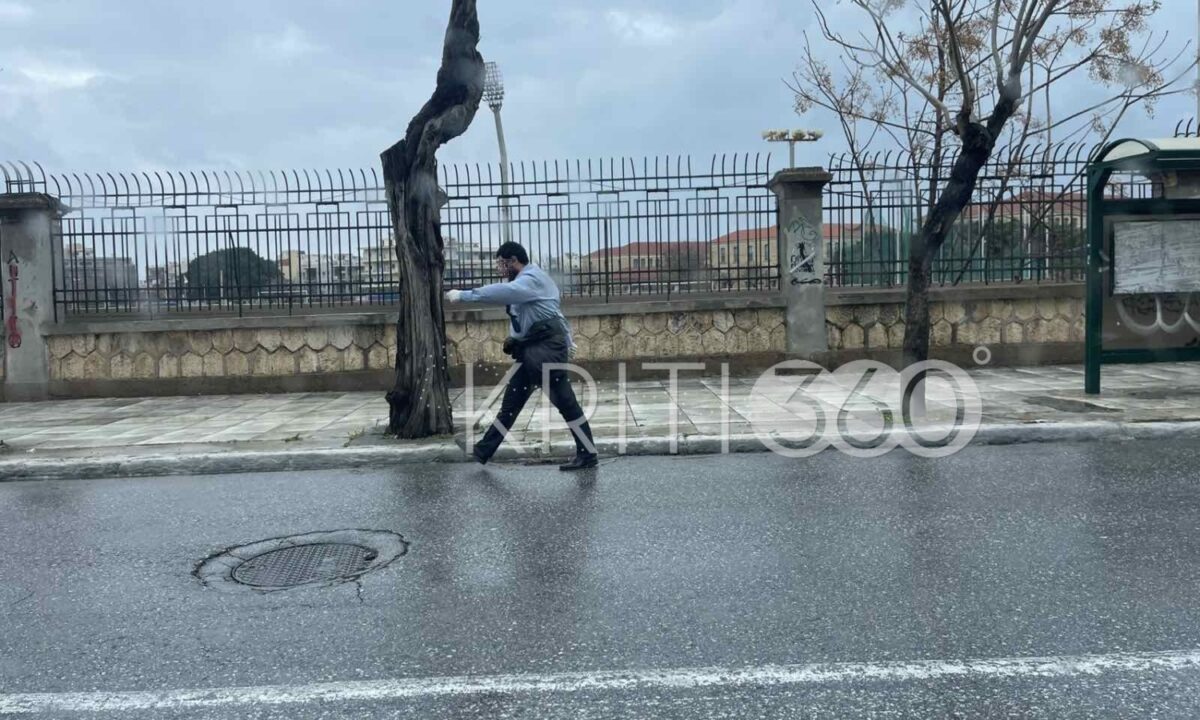 25η Μαρτίου στα Χανιά: Παρέλασε μόνος του μετά την ακύρωση των εορτασμών λόγω της κακοκαιρίας – Δείτε βίντεο