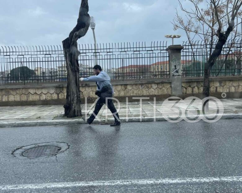 25η Μαρτίου στα Χανιά: Παρέλασε μόνος του μετά την ακύρωση των εορτασμών λόγω της κακοκαιρίας – Δείτε βίντεο