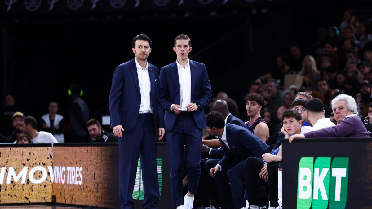 O Φραντσέσκο Ταμπελίνι (αριστερά) τελείωσε από την Παρί και ο Τζούλιους Τόμας (δεξιά) ανέλαβε προπονητής (ΦΩΤΟ Eurokinissi)