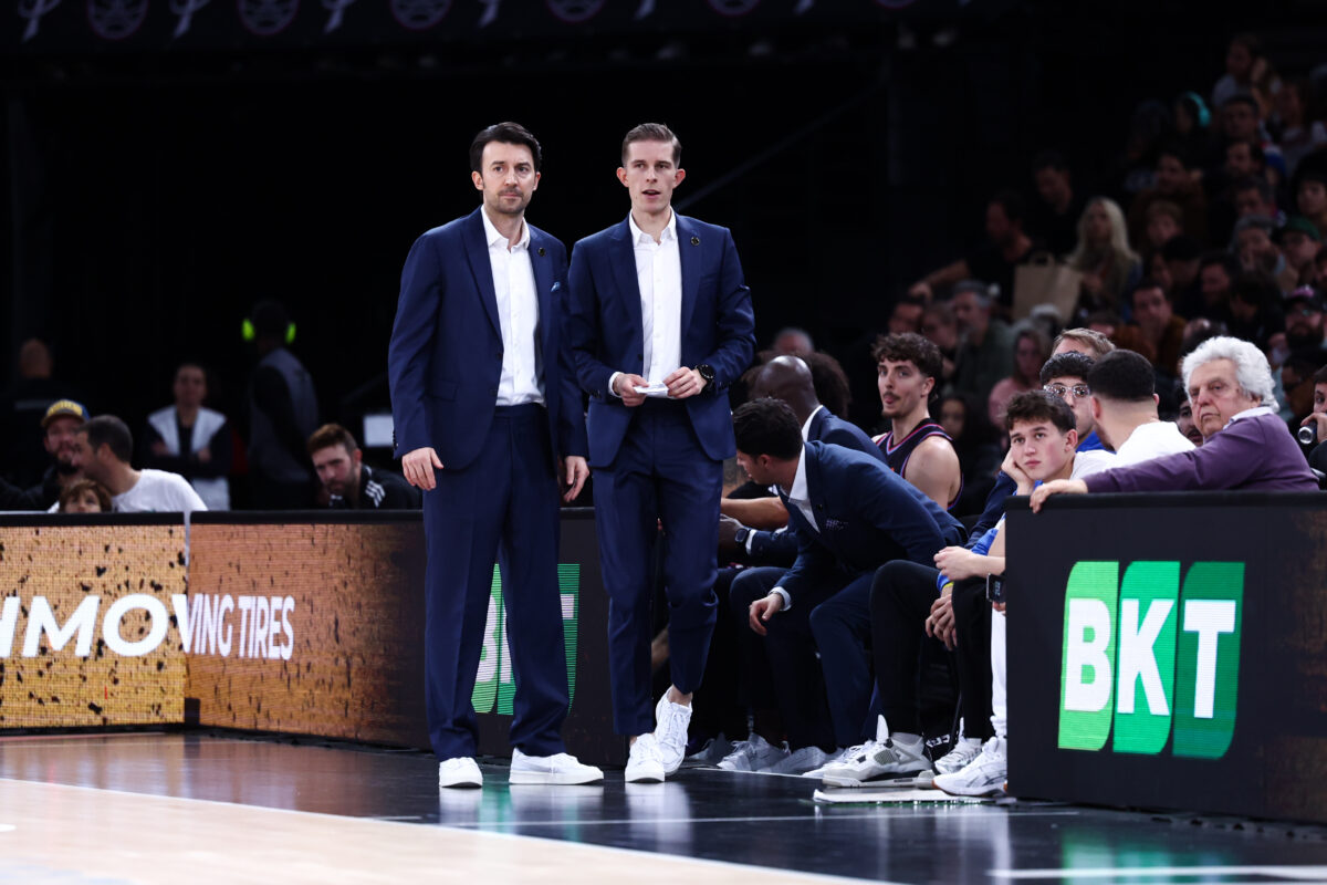 O Φραντσέσκο Ταμπελίνι (αριστερά) τελείωσε από την Παρί και ο Τζούλιους Τόμας (δεξιά) ανέλαβε προπονητής (ΦΩΤΟ Eurokinissi)