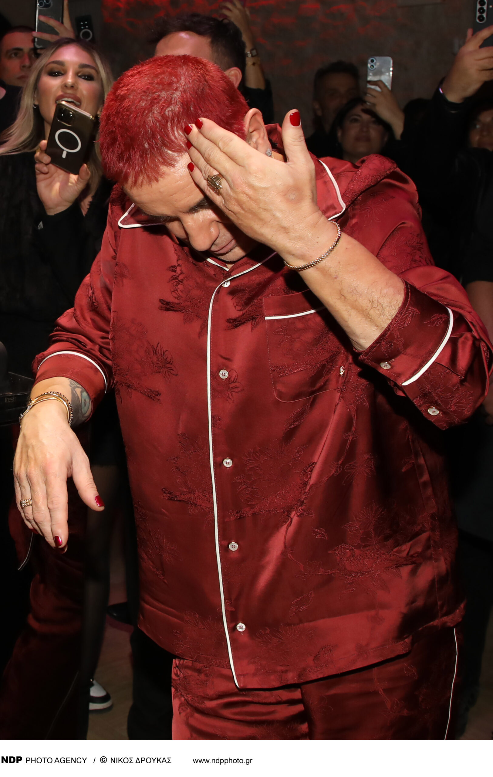 Τα κόκκινα νύχια του Γιώργου Μαζωνάκη