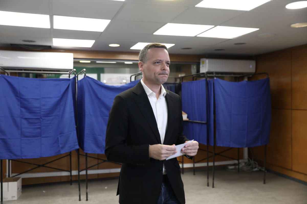 Ο Χάρης Δούκας ψηφίζει για την εκλογή συνέδρων στο ΠΑΣΟΚ