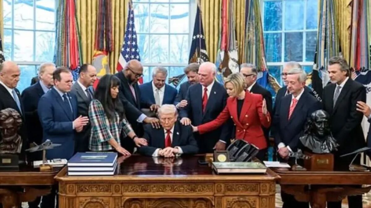 Πάστορες προσευχήθηκαν με τον Τραμπ για την επιτυχία της Αμερικής στον πόλεμο με το Ιράν