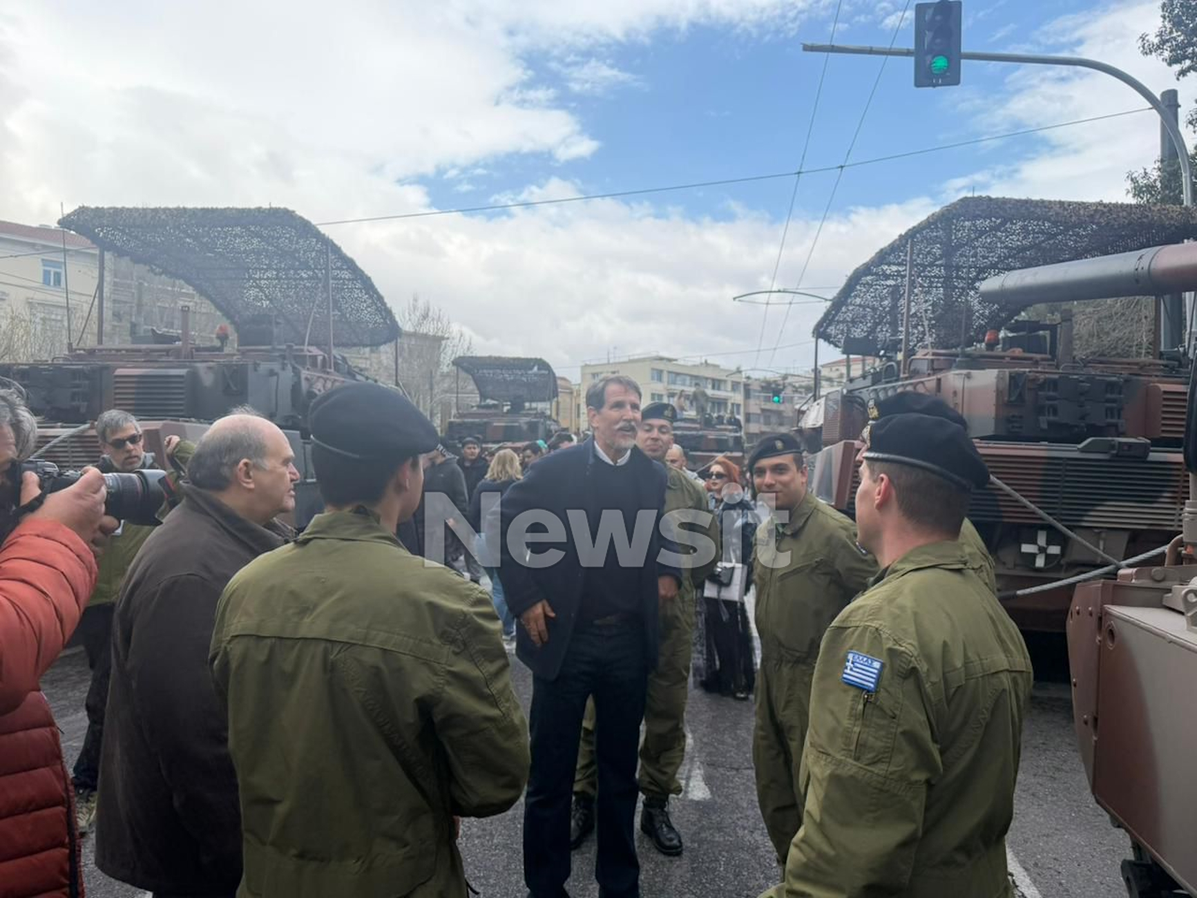 Ο Παύλος Ντε Γκρες λίγο πριν το ξεκίνημα της στρατιωτικής παρέλασης στο Σύνταγμα