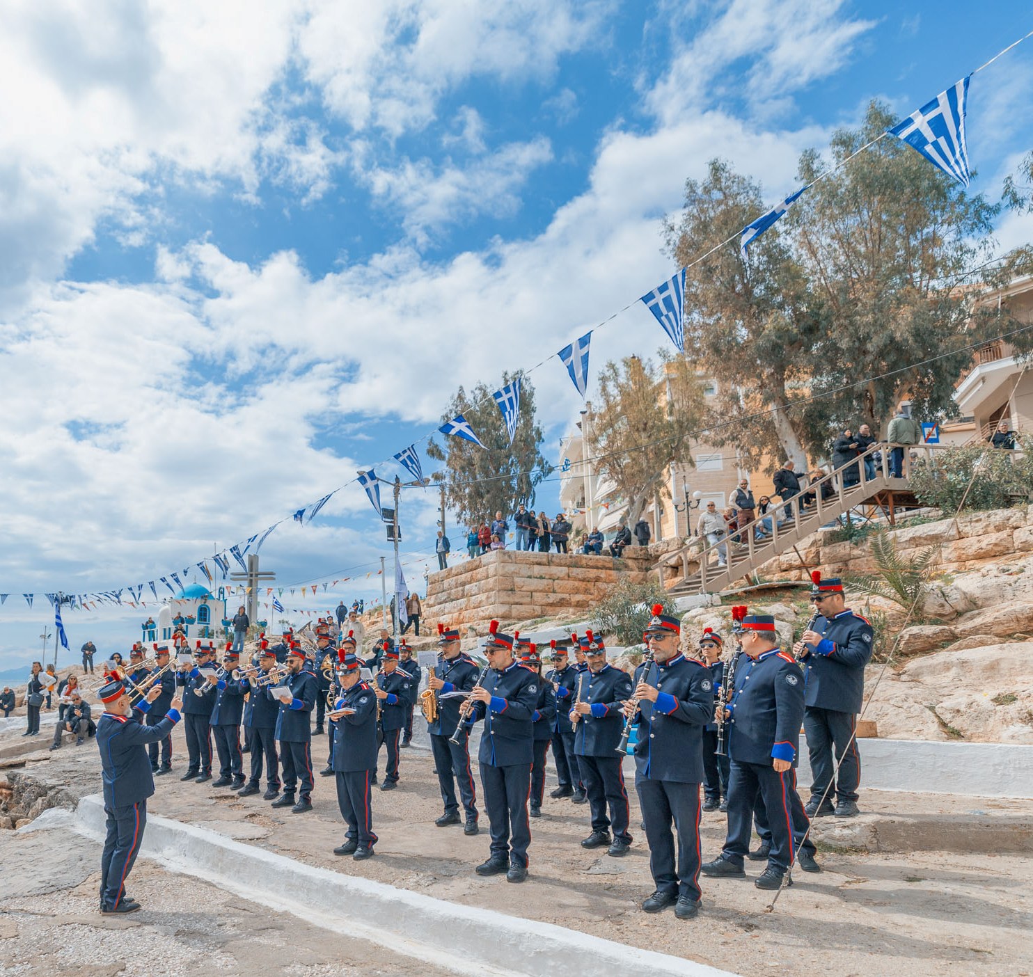 Η Γαλανόλευκη στη θάλασσα του Πειραιά για την Εθνική Επέτειο της 25ης Μαρτίου 1821