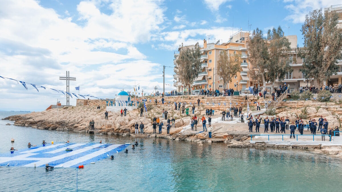 Η Γαλανόλευκη στη θάλασσα του Πειραιά για την Εθνική Επέτειο της 25ης Μαρτίου 1821