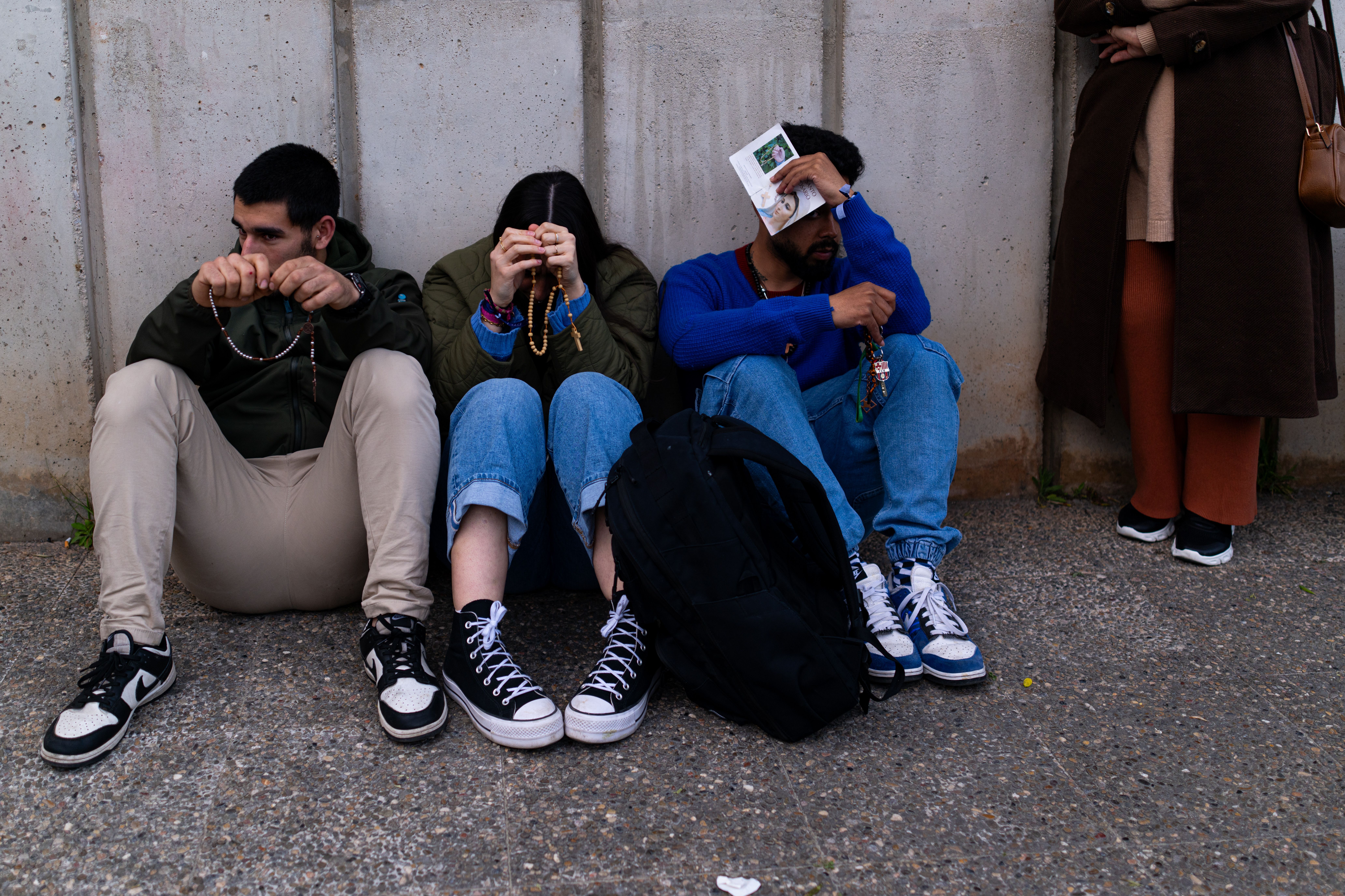 Κόσμος με κομποσκοίνια προσεύχεται για την Νοέλια Καστίγιο