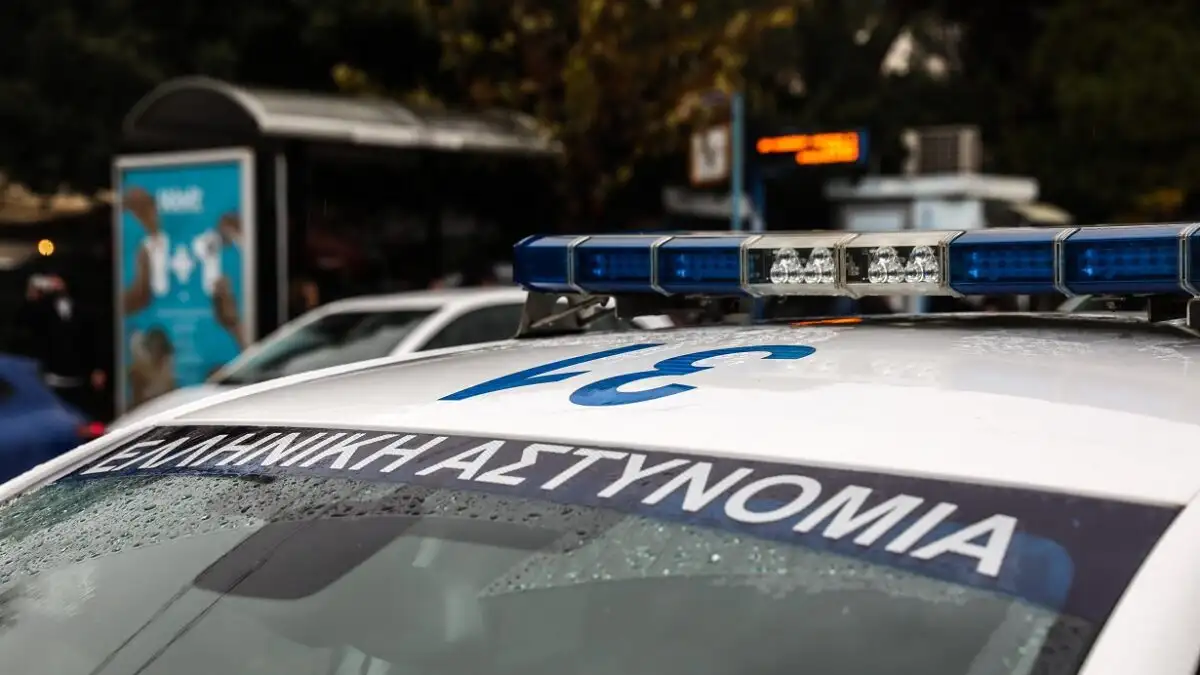 Ψαχνά: Μεθυσμένος χτύπησε πισώπλατα αστυνομικό έξω από καφετέρια