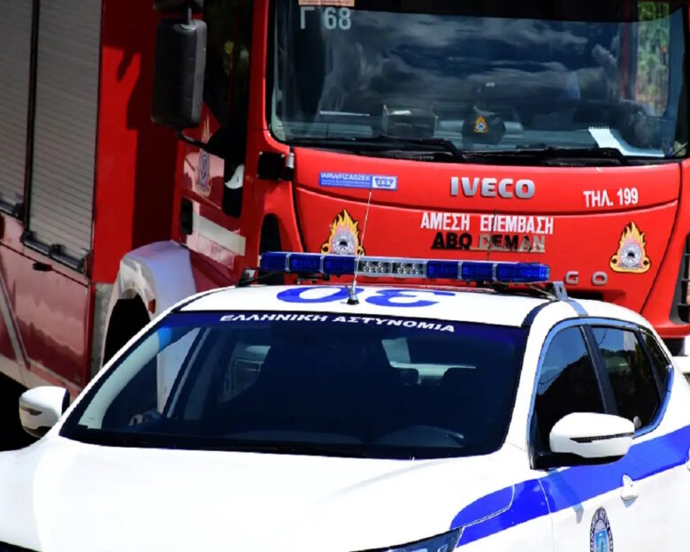 Όχημα της πυροσβεστικής και περιπολικό της αστυνομίας