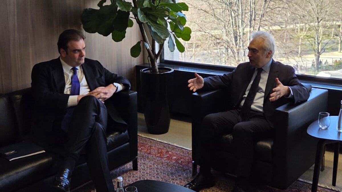 Ο υπουργός Οικονομικών Κυριάκος Πιερρακάκης και ο Εκτελεστικός Διευθυντής του Διεθνούς Οργανισμού Ενέργειας Φατίχ Μπιρόλ