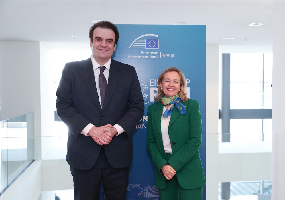 Ο ΥΠΟΙΚ Κυριάκος Πιερρακάκης με την Πρόεδρο της ΕΤΕπ Νάντια Καλβίνιο