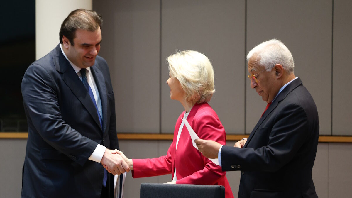 Ο πρόεδρος του Eurogroup Κυριάκος Πιερρακάκης, ο πρόεδρος του Ευρωπαϊκού Συμβουλίου Αντόνιο Κόστα και η πρόεδρος της Ευρωπαϊκής Επιτροπής Ούρσουλα φον ντερ Λάιεν