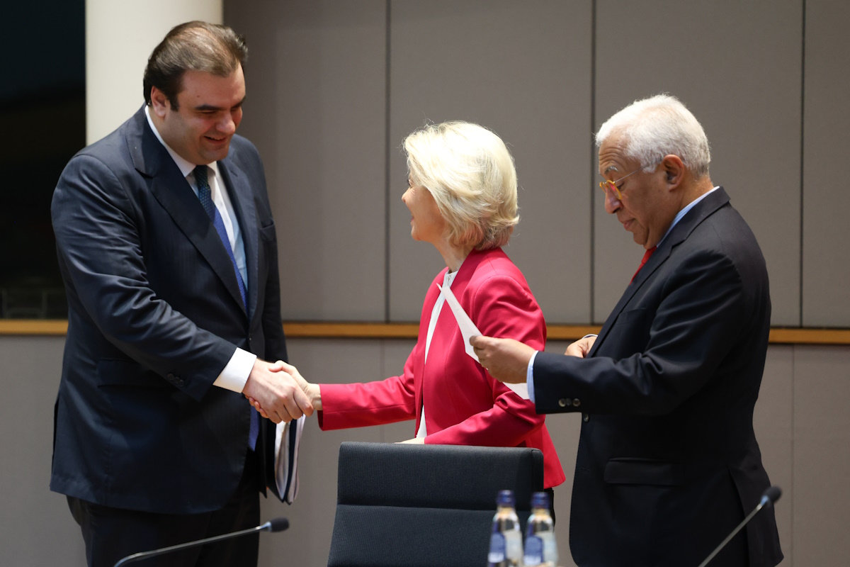 Ο πρόεδρος του Eurogroup Κυριάκος Πιερρακάκης, ο πρόεδρος του Ευρωπαϊκού Συμβουλίου Αντόνιο Κόστα και η πρόεδρος της Ευρωπαϊκής Επιτροπής Ούρσουλα φον ντερ Λάιεν