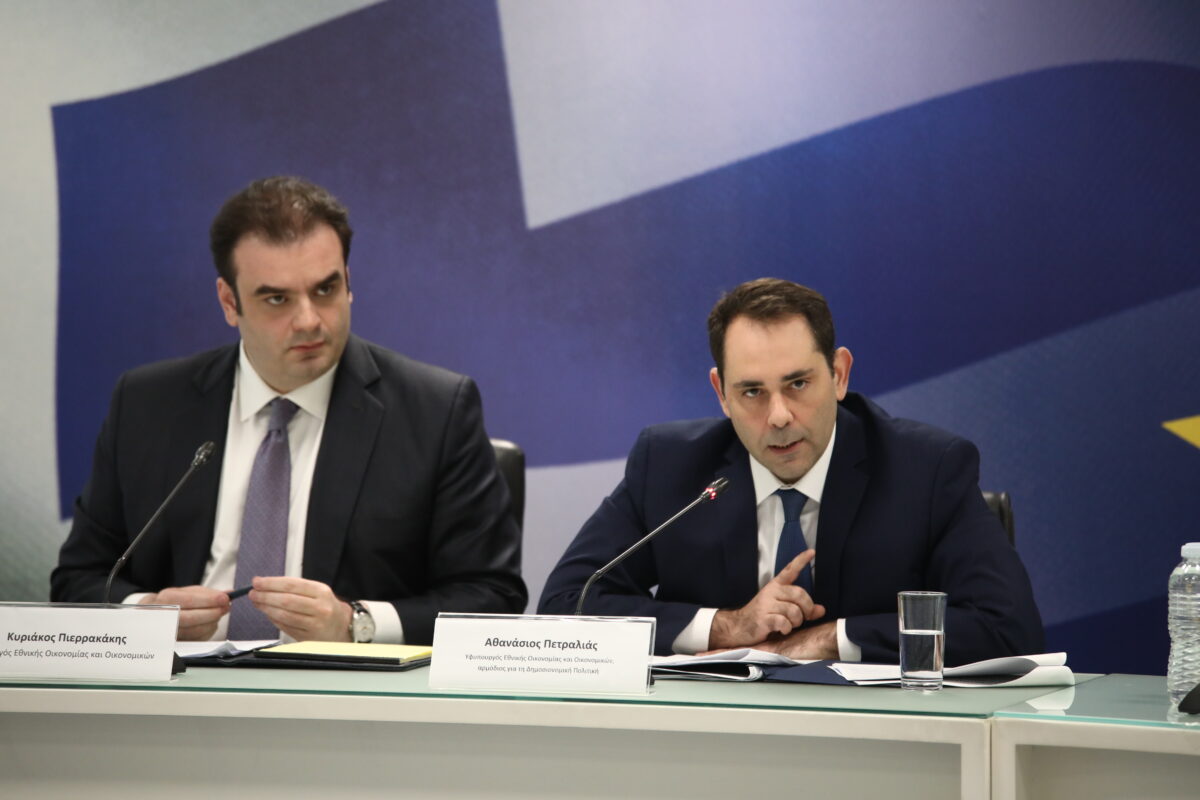 Εξειδίκευση των μέτρων οικονομικής στήριξης, από τον υπουργό Οικονομικών Κυριάκο Πιερρακάκη και τον υφυπουργό Θάνο Πετραλιά  που ανακοίνωσε ο Πρωθυπουργός Κυριάκος Μητσοτάκης, με στόχο την προστασία νοικοκυριών και επιχειρήσεων από τις επιπτώσεις της διεθνούς ενεργειακής και οικονομικής αστάθειας