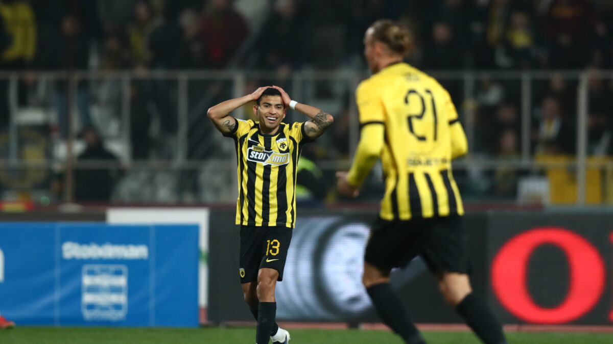 Ο Πινέδα πιάνει το κεφάλι του στο παιχνίδι με το Βόλο