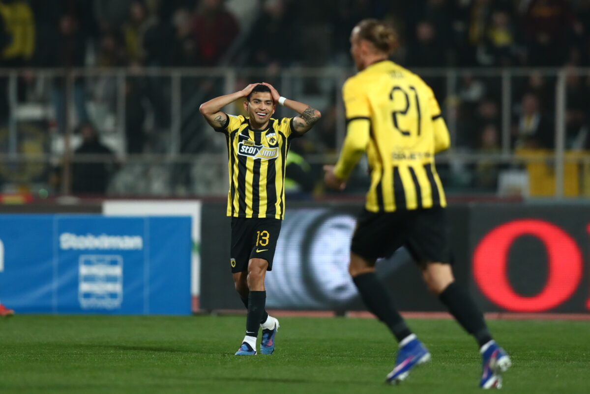 Ο Πινέδα πιάνει το κεφάλι του στο παιχνίδι με το Βόλο