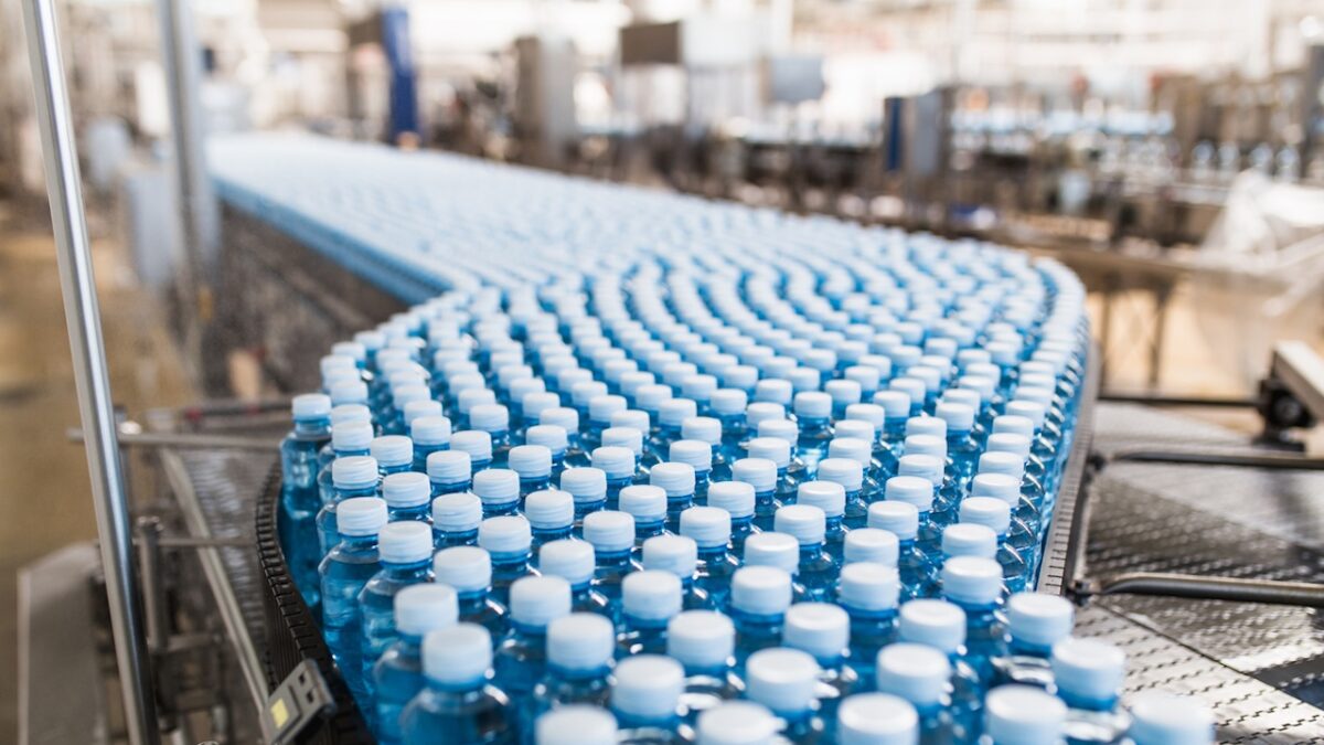 Bottling plant - Water bottling line for processing and bottling carbonated water into bottles.