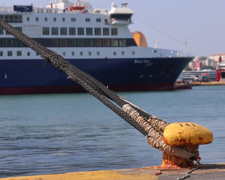 Πλοίο δεμένο στο λιμάνι του Πειραιά