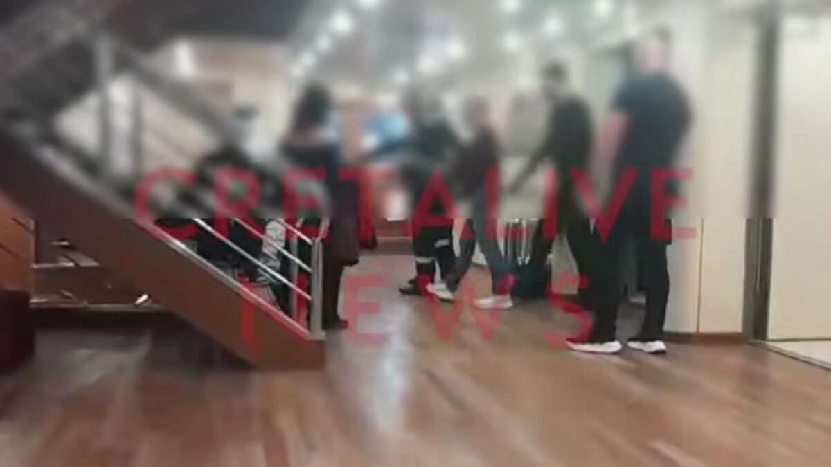 Κρήτη: Γυμνός άνδρας εισέβαλε σε καμπίνα πλοίου μαθητριών – Τον χτύπησαν συμμαθητές τους, δείτε βίντεο