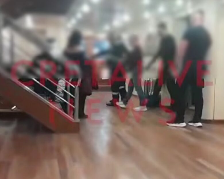 Κρήτη: Γυμνός άνδρας εισέβαλε σε καμπίνα πλοίου μαθητριών – Τον χτύπησαν συμμαθητές τους, δείτε βίντεο