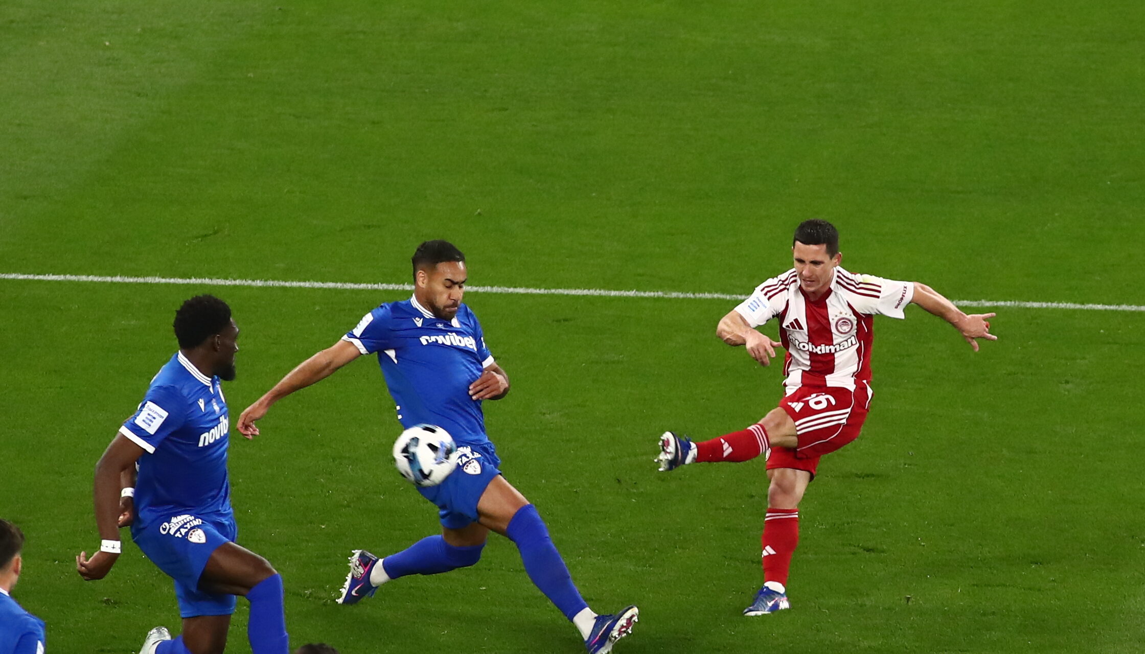 Ο Ποντένσε σε προσπάθεια για γκολ