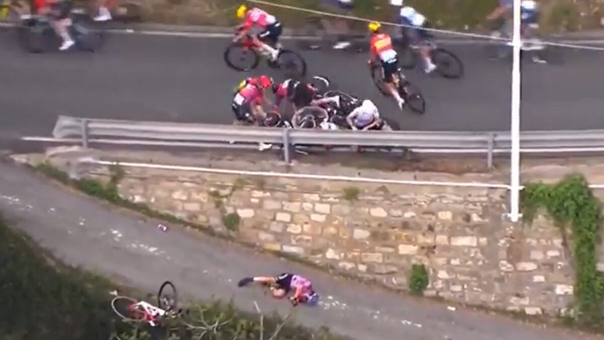 Σοκαριστικό ατύχημα σε ποδηλατικό αγώνα, η Ντέμπορα Σιλβέστρι δεν πρόλαβε να αντιδράσει και εκσφενδονίστηκε
