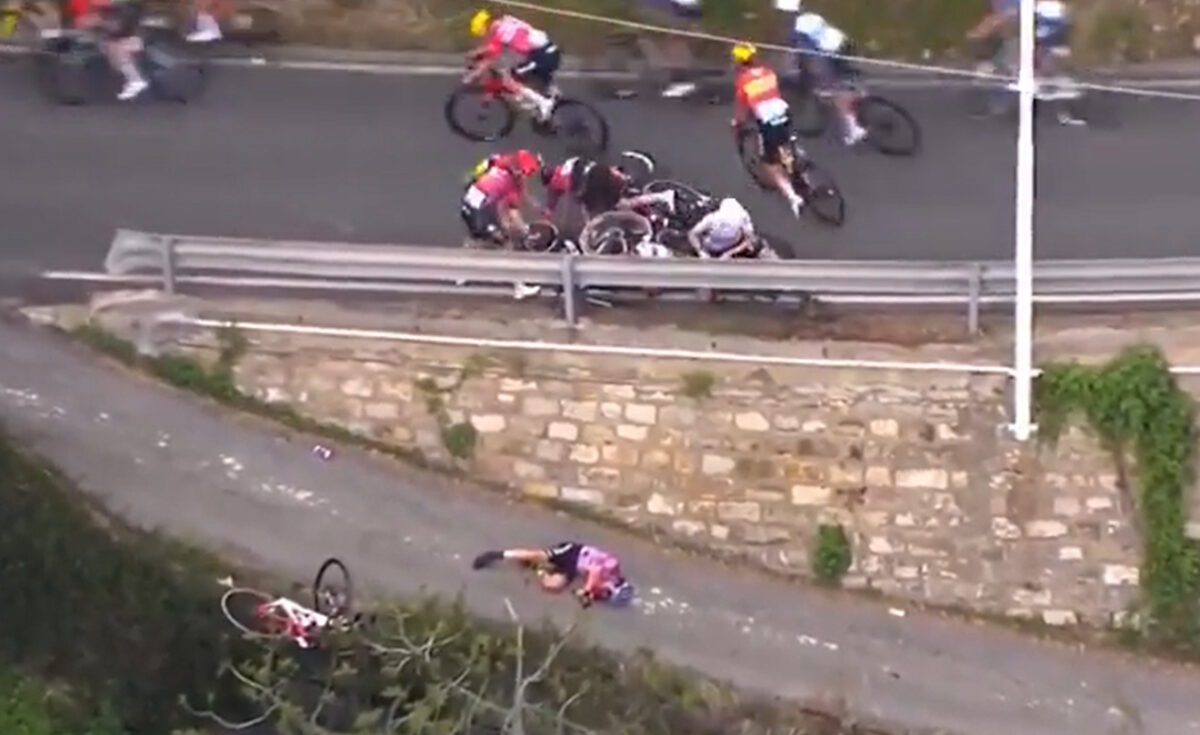 Σοκαριστικό ατύχημα σε ποδηλατικό αγώνα, η Ντέμπορα Σιλβέστρι δεν πρόλαβε να αντιδράσει και εκσφενδονίστηκε