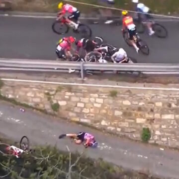 Σοκαριστικό ατύχημα σε ποδηλατικό αγώνα, η Ντέμπορα Σιλβέστρι δεν πρόλαβε να αντιδράσει και εκσφενδονίστηκε