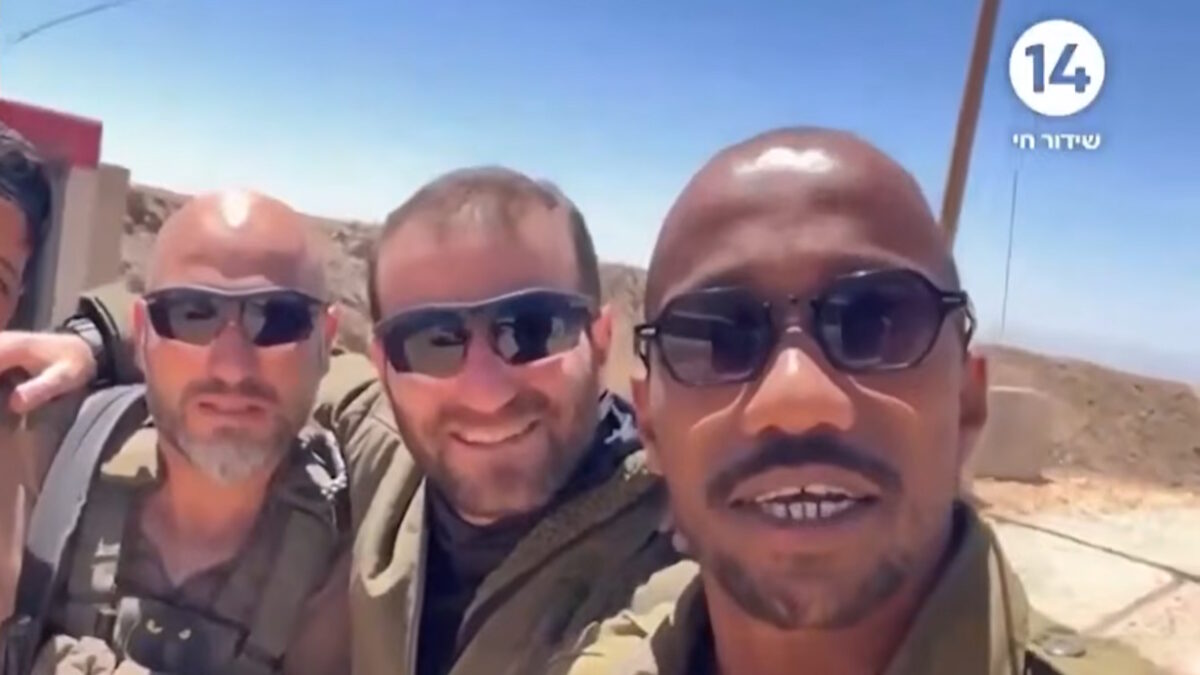 Ο Μενάσε Ζάλκα δεξιά στη φωτογραφία