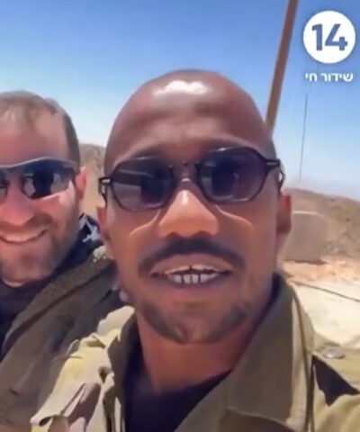 Ο Μενάσε Ζάλκα δεξιά στη φωτογραφία