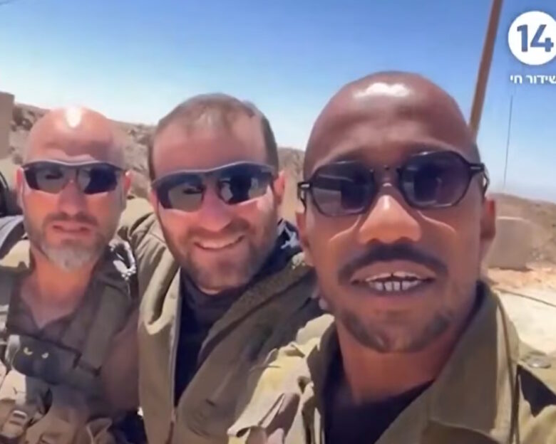 Ο Μενάσε Ζάλκα δεξιά στη φωτογραφία