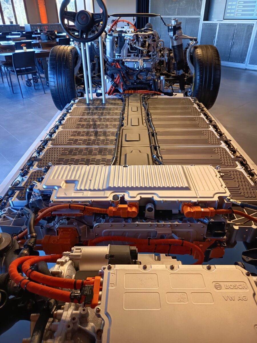 porsche-cayenne-electric-battery