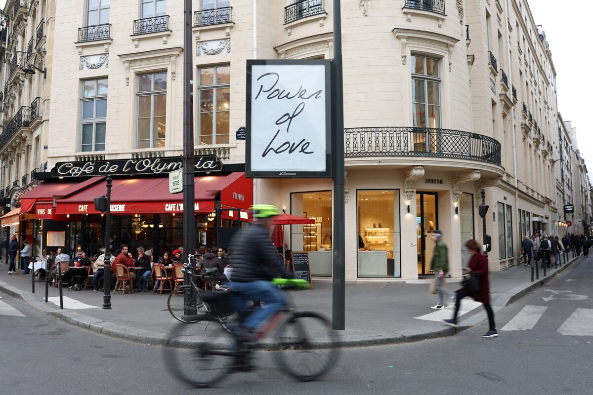 Πόστερς στους δρόμους του Παρισιού για τη Σελίν Ντιόν