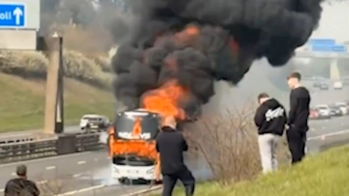 Πούλμαν με οπαδούς της Σίτι τυλίχθηκε στις φλόγες: Πήγαιναν στο Γουέμπλεϊ για τον τελικό του League Cup