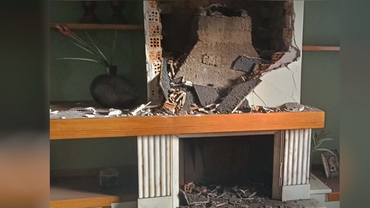 Πρέβεζα: Κεραυνός χτύπησε σπίτι – Κατέρρευσε τμήμα της στέγης και τοίχος, δείτε φωτογραφίες