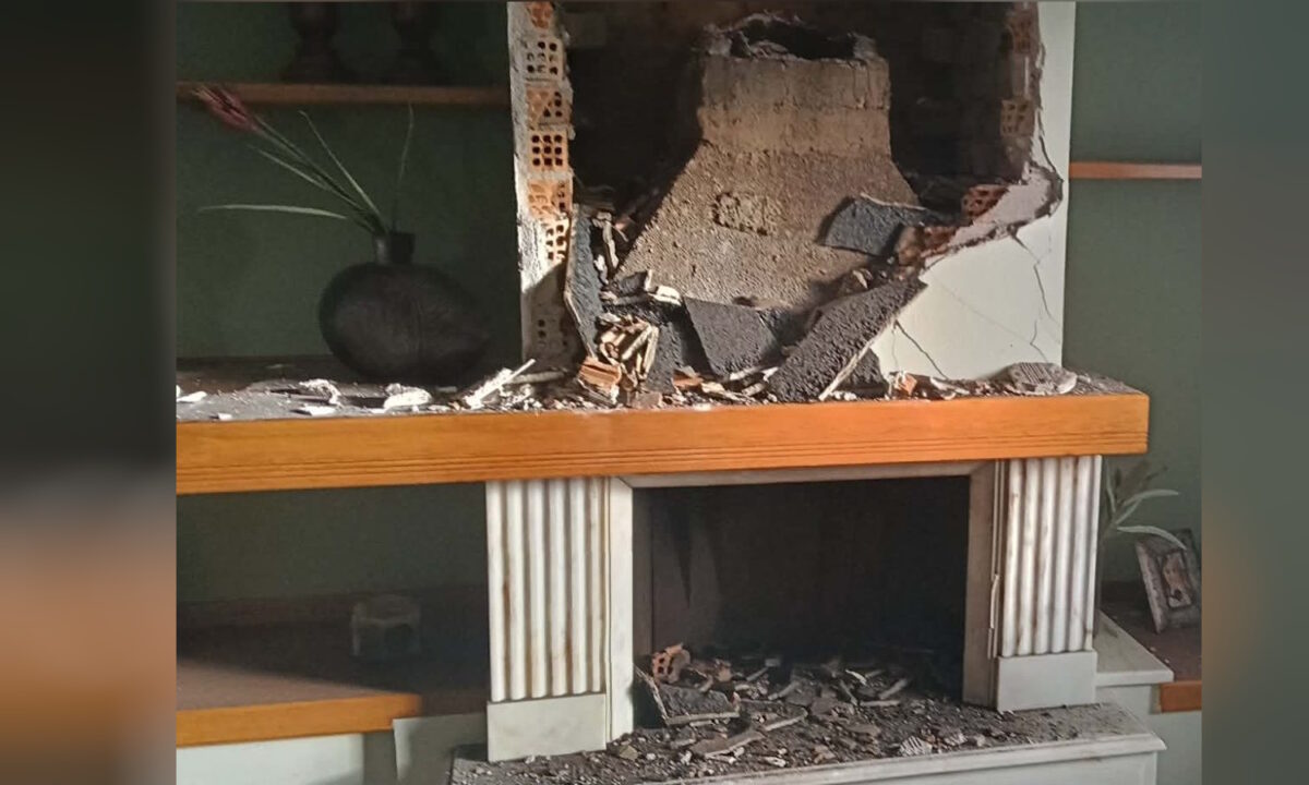 Πρέβεζα: Κεραυνός χτύπησε σπίτι – Κατέρρευσε τμήμα της στέγης και τοίχος, δείτε φωτογραφίες