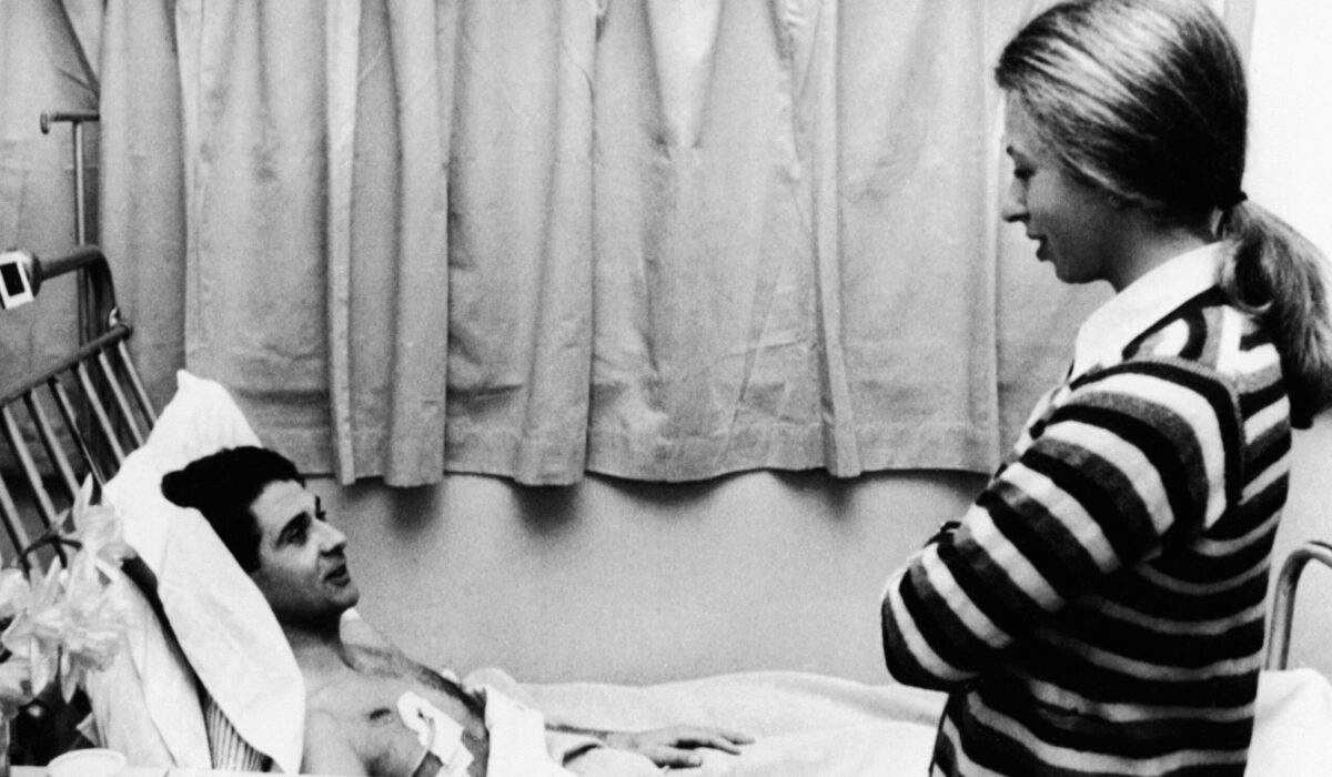 Ο αστυνομικός Τζιμ Μπίτον, που δέχθηκε τρεις σφαίρες για να προστατεύσει την πριγκίπισσα Άννα