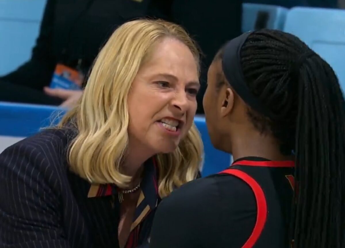 NCAA: Φοβερή στιγμή με προπονήτρια να εμψυχώνει παίκτριά της και να γίνεται viral