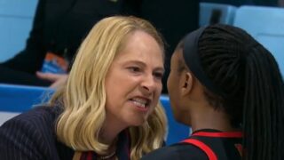 NCAA: Φοβερή στιγμή με προπονήτρια να εμψυχώνει παίκτριά της και να γίνεται viral