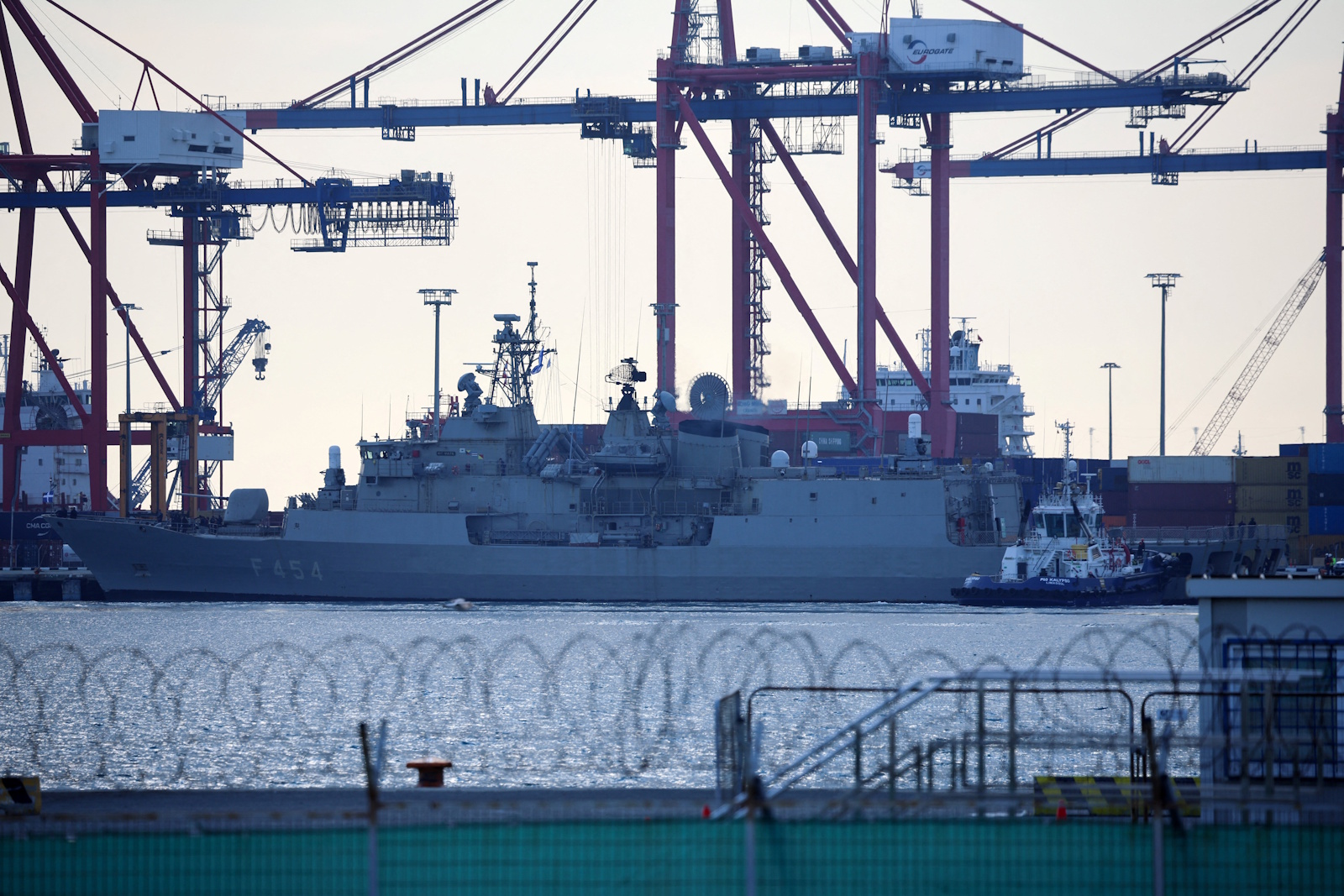 Greek frigates “Kimon” and “Psara” approach the port of Limassol Greek frigate