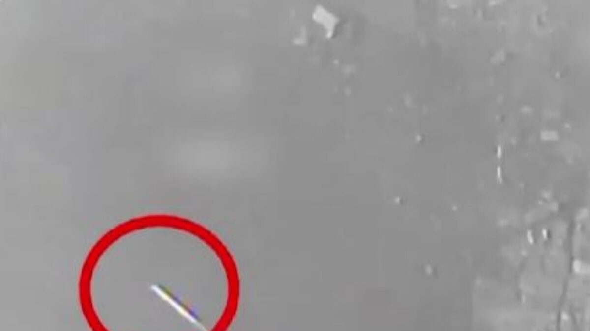 Η στιγμή που το αεροσκάφος του Ισραήλ αποφεύγει ιρανικό πύραυλο