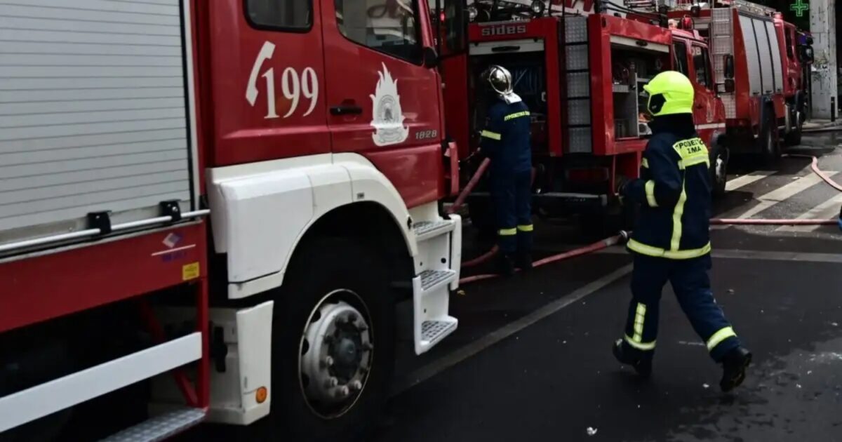 Φωτιά στα Καλύβια: Μεγάλη κινητοποίηση της Πυροσβεστικής