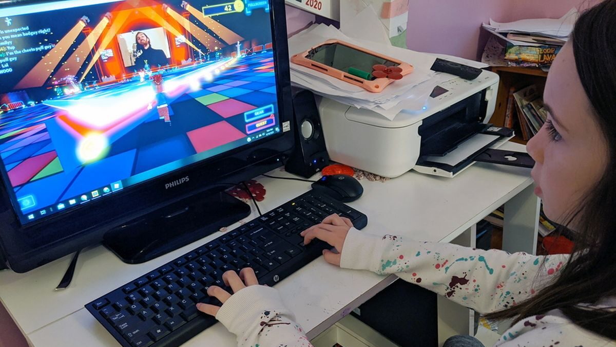 Κορίτσι παίζει Roblox