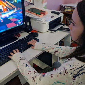 Κορίτσι παίζει Roblox