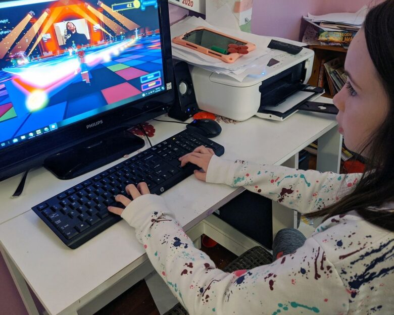 Κορίτσι παίζει Roblox