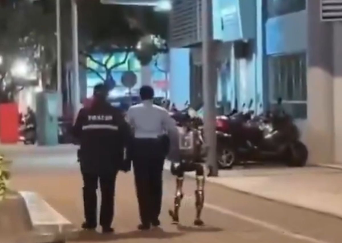 Ρομπότ στην Κίνα συνελήφθη από αστυνομικούς
