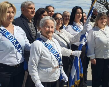 25η Μαρτίου στη Ρόδο: Μαθήτρια ετών 82 παρέλασε περήφανα μπροστά σε χιλιάδες κόσμου
