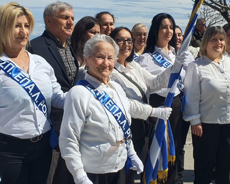 25η Μαρτίου στη Ρόδο: Μαθήτρια ετών 82 παρέλασε περήφανα μπροστά σε χιλιάδες κόσμου